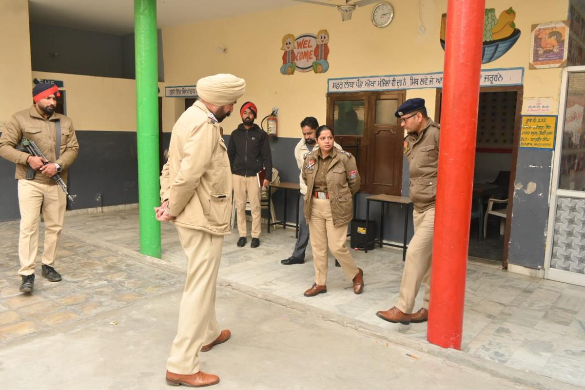 BathindaPolice's tweet photo. ਆਉਣ ਵਾਲੀਆਂ ਨਗਰ ਨਿਗਮ ਚੋਣਾਂ ਦੇ ਮੱਦੇਨਜ਼ਰ, ਐੱਸ.ਐੱਸ.ਪੀ ਬਠਿੰਡਾ ਵੱਲੋਂ ਜ਼ਿਲ੍ਹੇ ਦੇ ਵੱਖ-ਵੱਖ ਪੋਲਿੰਗ ਸਟੇਸ਼ਨਾਂ 'ਤੇ ਸੁਰੱਖਿਆ ਪ੍ਰਬੰਧਾਂ ਦਾ ਜਾਇਜ਼ਾ ਲਿਆ ਗਿਆ, ਤਾਂ ਜੋ ਚੋਣ ਪ੍ਰਕਿਰਿਆ ਨੂੰ ਸ਼ਾਂਤੀਪੂਰਨ ਅਤੇ ਸੁਰੱਖਿਅਤ ਬਣਾਇਆ ਜਾ ਸਕੇ। https://t.co/T6TKYLw0sW
