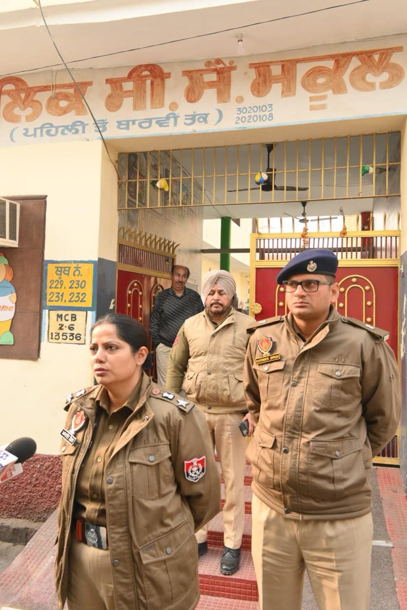 BathindaPolice's tweet photo. ਆਉਣ ਵਾਲੀਆਂ ਨਗਰ ਨਿਗਮ ਚੋਣਾਂ ਦੇ ਮੱਦੇਨਜ਼ਰ, ਐੱਸ.ਐੱਸ.ਪੀ ਬਠਿੰਡਾ ਵੱਲੋਂ ਜ਼ਿਲ੍ਹੇ ਦੇ ਵੱਖ-ਵੱਖ ਪੋਲਿੰਗ ਸਟੇਸ਼ਨਾਂ 'ਤੇ ਸੁਰੱਖਿਆ ਪ੍ਰਬੰਧਾਂ ਦਾ ਜਾਇਜ਼ਾ ਲਿਆ ਗਿਆ, ਤਾਂ ਜੋ ਚੋਣ ਪ੍ਰਕਿਰਿਆ ਨੂੰ ਸ਼ਾਂਤੀਪੂਰਨ ਅਤੇ ਸੁਰੱਖਿਅਤ ਬਣਾਇਆ ਜਾ ਸਕੇ। https://t.co/T6TKYLw0sW