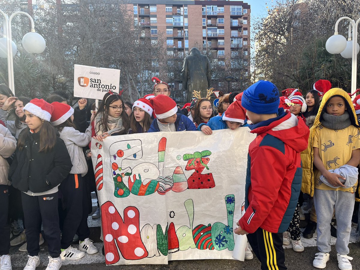 HSJD_Zaragoza's tweet photo. 🎄🎶Pacientes y sus familiares, trabajadores y hermanos de la @OHSanJuandeDios , un año más, disfrutando del recital de villancicos de los niños y niñas del @paduazgz, a las puertas del @HSJD_Zaragoza

🥰!Celebrando la Navidad!

#HumanizandolaSanidad #Cuidandodeti #Navidad2024 https://t.co/GcKJCyXab0