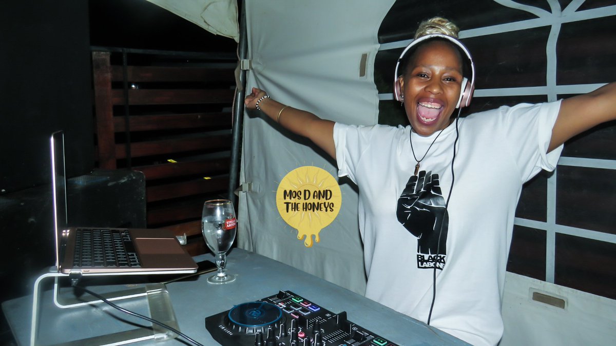 Mos_D_Live's tweet photo. Please check out my mix every Thursday @motswedingfm FM at 14h30 🎧💚

#DjMosD #LoveMosD #MosDLive https://t.co/7C36FbXXUH