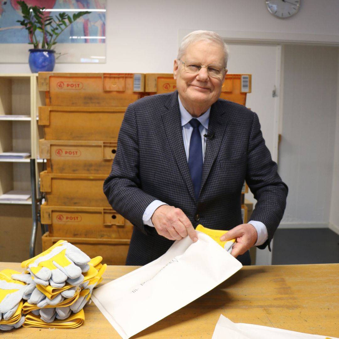 Ældreloven er vedtaget, og det er nu kommunerne skal føre lovens gode intentioner ud i livet. 

Derfor sender vi i dag alle landets borgmestre et par arbejdshandsker og en politisk hilsen, så de kan komme godt i gang med arbejdet. #dkpol