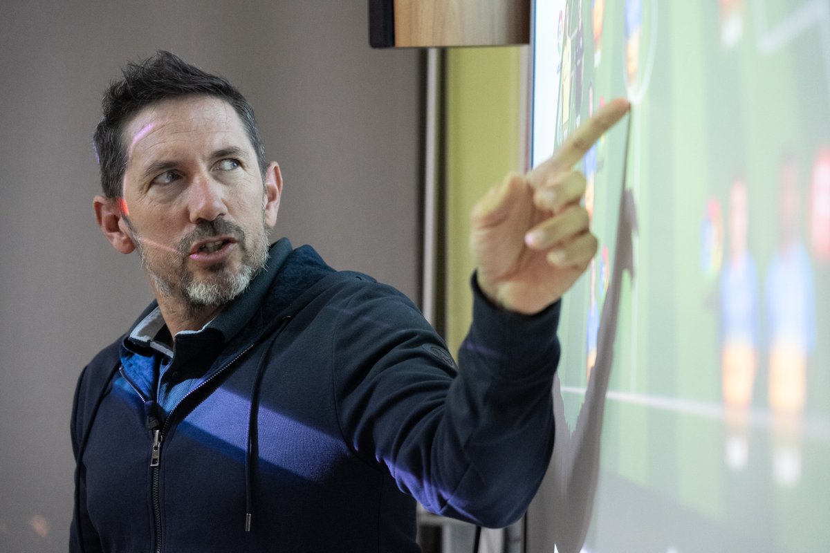 ⚽ Finalizamos con éxito el trimestre del curso de Técnico Deportivo en Fútbol en la sede de Valencia con la masterclass 🗣️“Análisis y desarrollo de momentos con balón” por Toni Astorgano (<a href="/Toni_Astorgano/">Toni Astorgano</a>), asistente técnico de Jordi Cruyff y exsegundo entrenador FC Andorra.