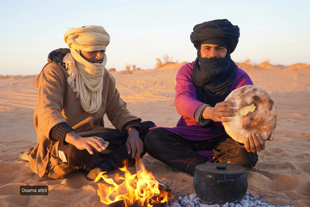 osamathini's tweet photo. طاسة شاهي وخبزة #ملة خير من وليمة في قصور الذلة .. 🌵🫓🇱🇾
#Libyan_desert #Tuareg_life #Desert_bread https://t.co/E8t27PlSCL