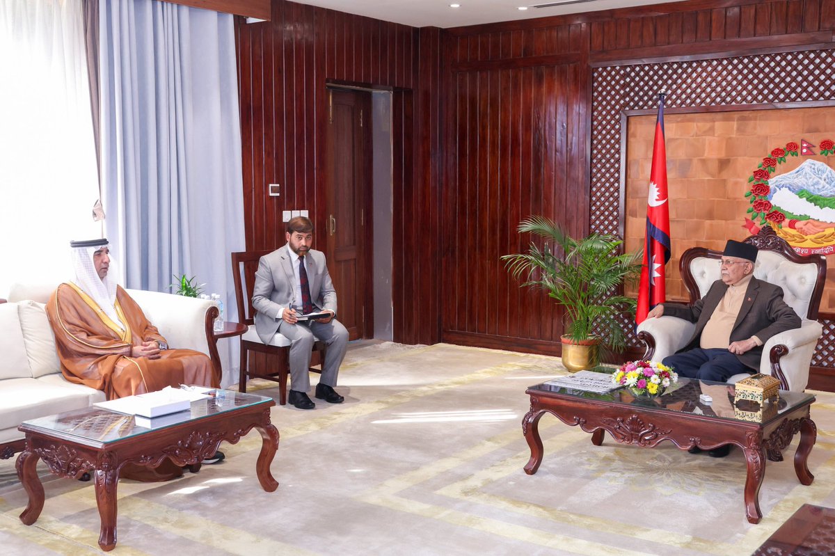 UAEEmbNepal's tweet photo. التقى سعادة/ عبد الله بن جروان الشامسي، سفير الدولة لدى جمهورية النيبال بمعالي/ كي بي شارما أولي، رئيس مجلس وزراء النيبال، حيث ناقش الجانبان العلاقات الثنائية والمواضيع ذات الاهتمام المشترك بين البلدين الصديقين. https://t.co/CGlBrksjJc