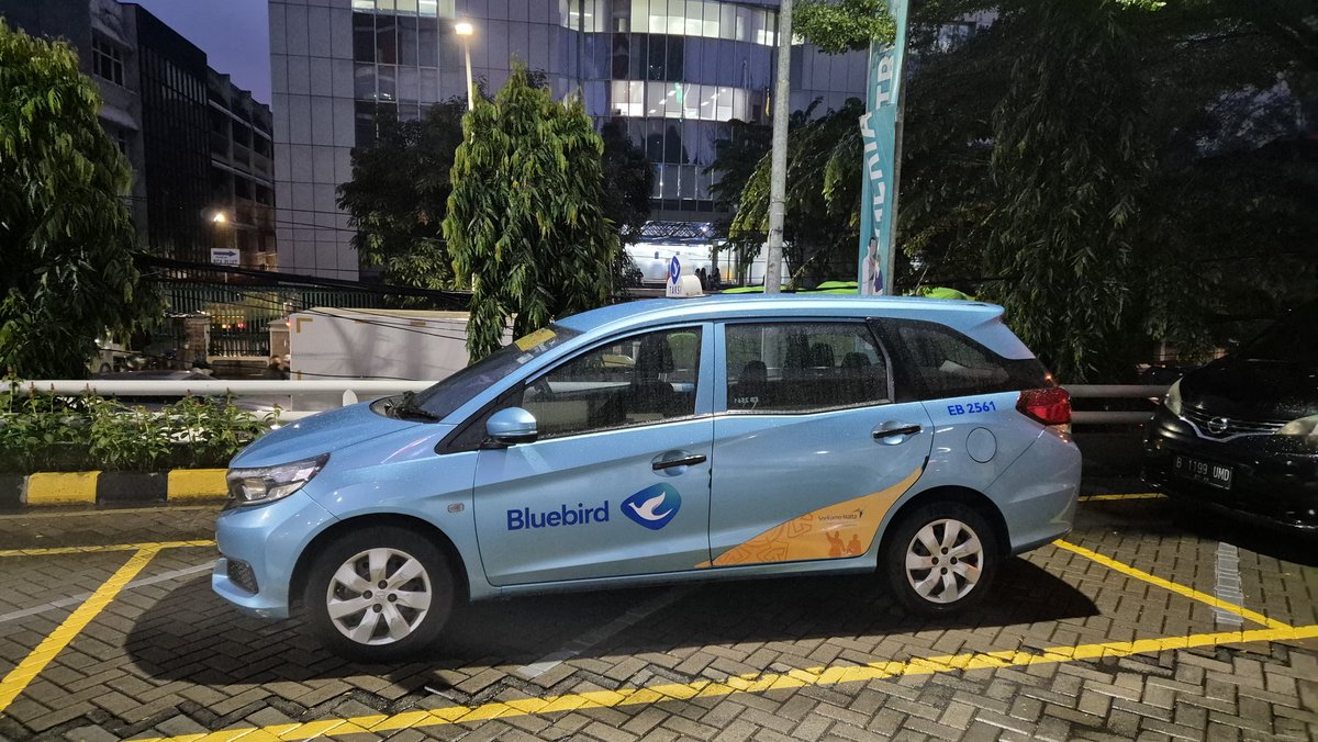 Naik taksi dari bandara, berujung nyetirin armada @Bluebirdgroup ke RS karena keadaan darurat🚑

🧵 utas pendek