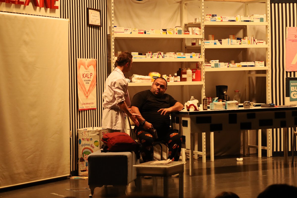 sakaryakultur's tweet photo. 🎭 "Hapı Yuttuk" Orhangazi Kültür Merkezi'nde sahnelendi!   

Tolga Canbeyli ve Barış Küçükgüler’in başarılı performansları, işsiz bir adam ile eczacı kalfasının trajikomik hikayesini sahneye taşıdı.   

Kahkaha dolu anlarla unutulmaz bir akşam yaşandı. 👏 #KültürSanatSakarya