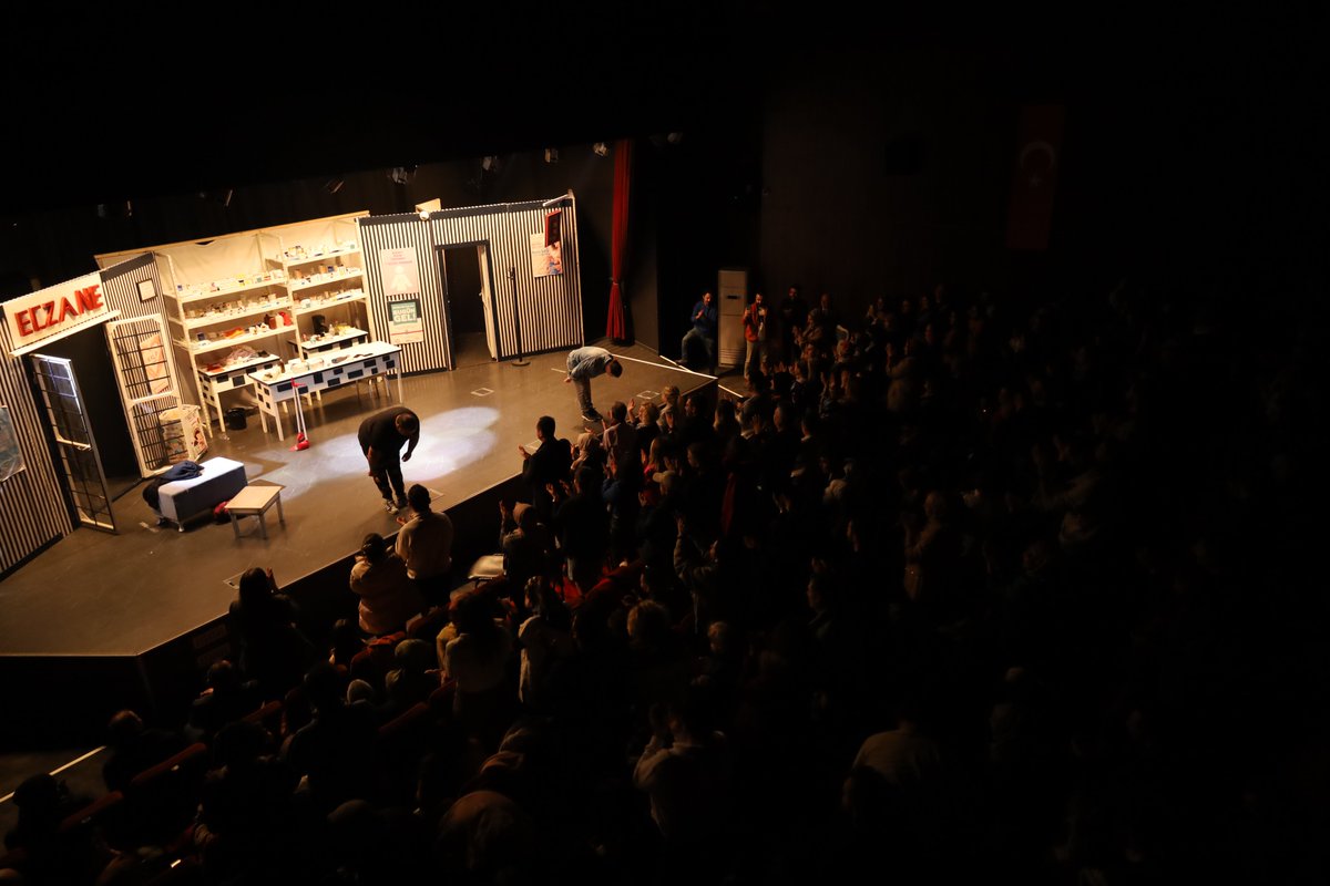 sakaryakultur's tweet photo. 🎭 "Hapı Yuttuk" Orhangazi Kültür Merkezi'nde sahnelendi!   

Tolga Canbeyli ve Barış Küçükgüler’in başarılı performansları, işsiz bir adam ile eczacı kalfasının trajikomik hikayesini sahneye taşıdı.   

Kahkaha dolu anlarla unutulmaz bir akşam yaşandı. 👏 #KültürSanatSakarya