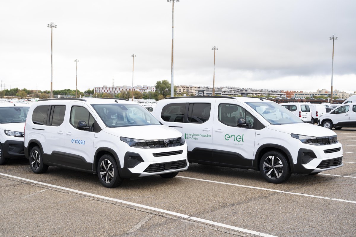 AyvensES's tweet photo. 🚗#AyvensES gestiona la flota de 185 vehículos electrificados que @StellantisES ha entregado a @Endesa:
134 @Jeep Compass 4xe
51 @PeugeotES E-Partner y ERifter.
👏 Estamos muy contentos de seguir reafirmando nuestro compromiso con la sostenibilidad.
#BetterWithEveryMove https://t.co/nZAhpGwPgn