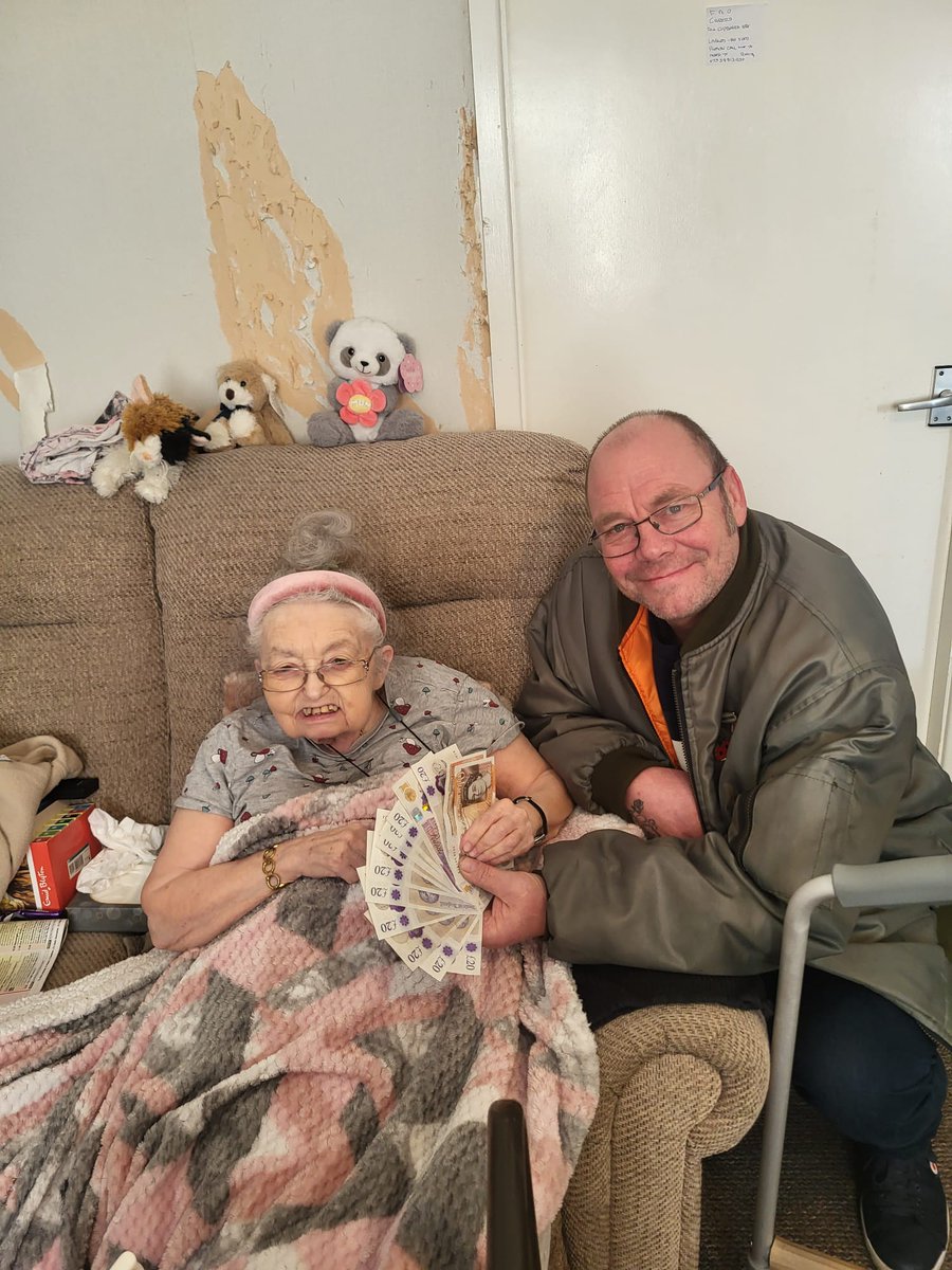 HoodedClaw1974's tweet photo. Anita 83 in Jan,and is from Hull. Formerly worked for the NHS caring for others. She lives alone, and is housebound after a nasty fall. You took this ladies fuel allowance @Keir_Starmer. Utterly shameful😡 Thanks to friend of the group and Hull activist Ian for sorting this. ❤️ https://t.co/WBEVPXLeta