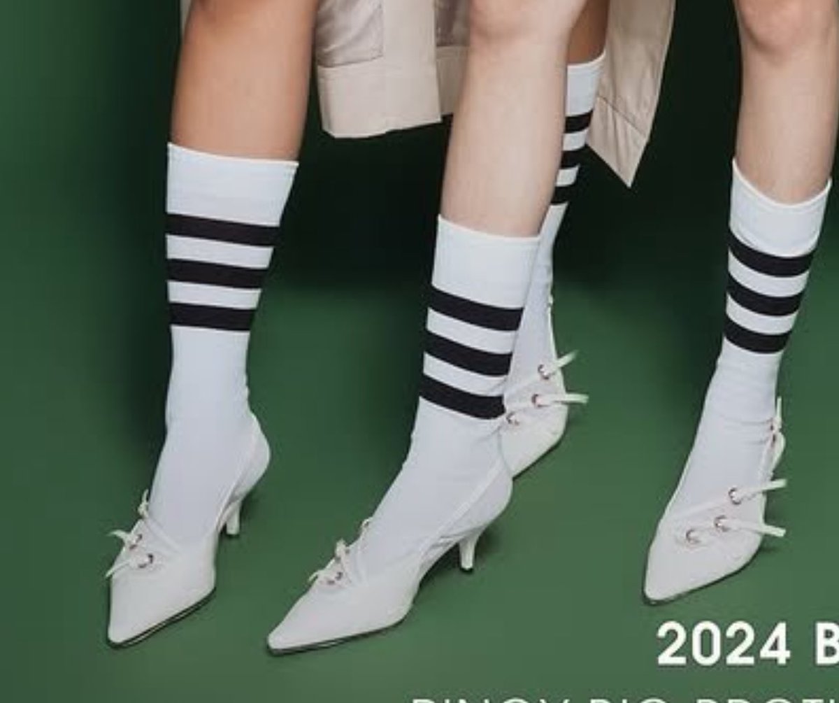 L0VEDbyAe's tweet photo. What you see            vs             What I see

Mothership shoes HAHAHHAAH https://t.co/Bq3Aq6kQsS