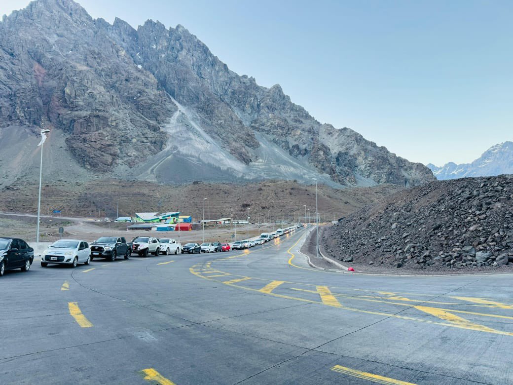 ATENCIÓN 🚨🚨🚨
Hay 3.30hs de espera para cruzar a Chile 
Muchos vehículos esperando para pasar por la aduana chilena <a href="/radionihuil/">Radio Nihuil</a>