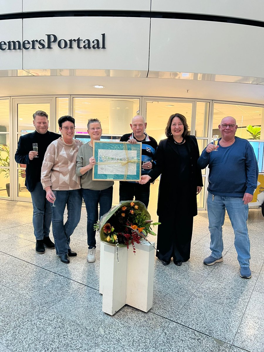 Vorige week is de ‘Ondernemers zijn Goud waard’-onderscheiding uitgereikt aan Vishandel A. Plugge. 

De vishandel heeft 97 jaar bestaan en stond vooral bekend om zijn hoge kwaliteit vis en traditionele bereidingen 🐟

Meer info over de onderscheiding: denhaag.nl/nl/ondernemen/…