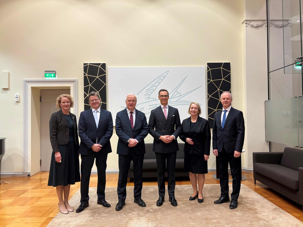 Olli Rehn (@ollirehn) on Twitter photo Tasavallan presidentti <a href="/alexstubb/">Alexander Stubb</a> vieraili tänään Suomen Pankissa lämminhenkisellä ja asiapitoisellakin joululounaalla SP:n johtokunnan ja Finanssivalvonnan johdon kanssa.
Lämmin kiitos antoisista keskusteluista. Joulurauha on mielessämme. Tasavallan presidentti <a href="/alexstubb/">Alexander Stubb</a> vieraili tänään Suomen Pankissa lämminhenkisellä ja asiapitoisellakin joululounaalla SP:n johtokunnan ja Finanssivalvonnan johdon kanssa.
Lämmin kiitos antoisista keskusteluista. Joulurauha on mielessämme.
