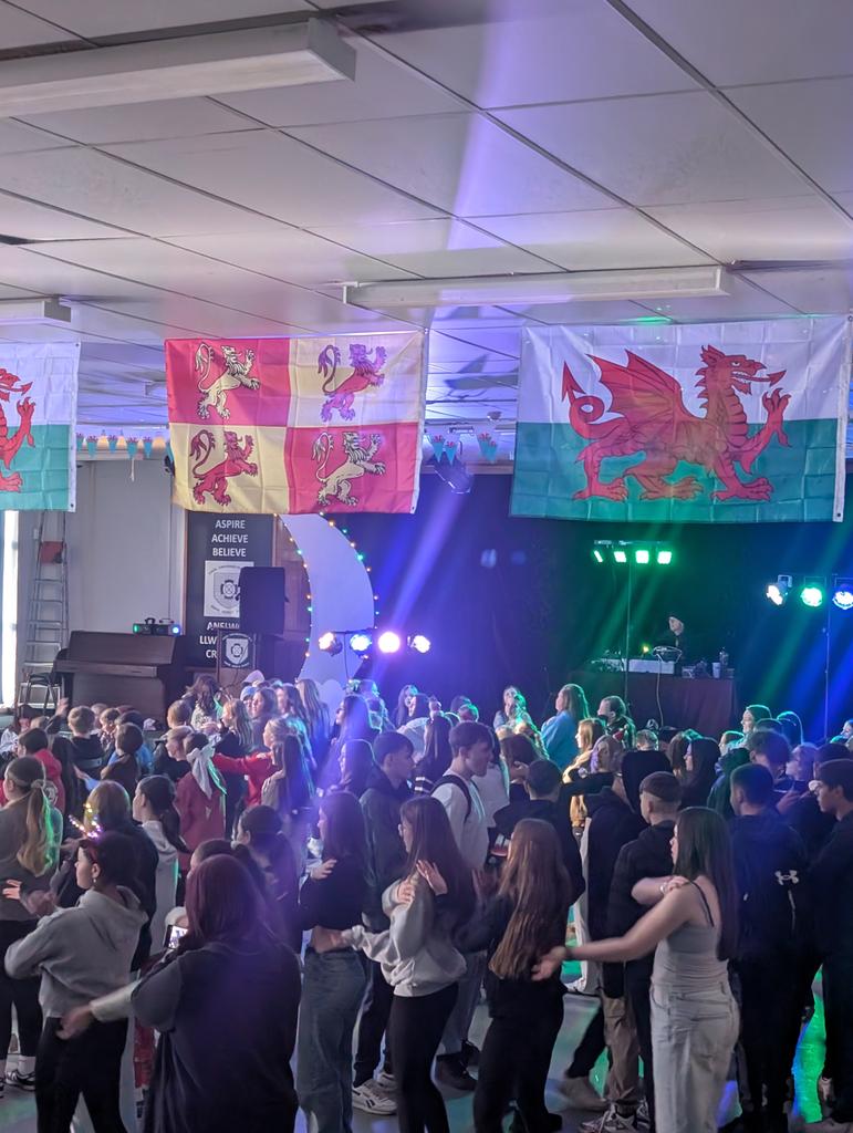 Miss Tandy π΅πΈπΊπ¦ (@misstandy2) on Twitter photo Can you guess the song that's playing? Christmas at <a href="/1Penydre/">Pen y Dre High School</a> ππ»π #TeamPYD Can you guess the song that's playing? Christmas at <a href="/1Penydre/">Pen y Dre High School</a> ππ»π #TeamPYD