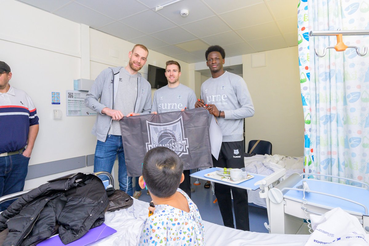 Gabonetako ezustekoa, <a href="/bilbaobasket/">Surne Bilbao 😎</a>  -en eskutik, ospitaleratutako haurrentzat jokalarien bisitarekin Tryggvi Hlinason <a href="/BagayokoBassala/">Bassala Bagayoko</a>  eta <a href="/xavirabaseda22/">Xavi Rabaseda</a>  

Eskerrik asko 🏀 ❤️

@osakidetzaejgv