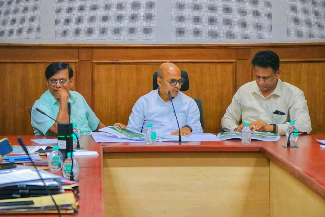 drmcsudhakar's tweet photo. ಕೊಪ್ಪಳದ ತಳಕಲ್ ನಲ್ಲಿ ಮಲ್ಟಿ ಸ್ಕಿಲ್ ಡೆವಲಪ್ಮೆಂಟ್ ಸೆಂಟರ್ ಸ್ಥಾಪನೆಯ ಮೂಲಕ ಪ್ರಾಯೋಗಿಕ ಶಿಕ್ಷಣಕ್ಕೆ ಹೆಚ್ಚಿನ ಒತ್ತು ನೀಡಿ ವಿದ್ಯಾರ್ಥಿಗಳಲ್ಲಿ ಕೌಶಲ್ಯ ವೃದ್ಧಿಗೆ ಅಗತ್ಯ ತರಬೇತಿಗಳನ್ನು ನೀಡುವ ನಿಟ್ಟಿನಲ್ಲಿ ಚರ್ಚಿಸಲಾಯಿತು.
#drmcsudhakar #highereducation #Minister #karnataka #MultiSkill #Development https://t.co/KYAPuoH5Tk