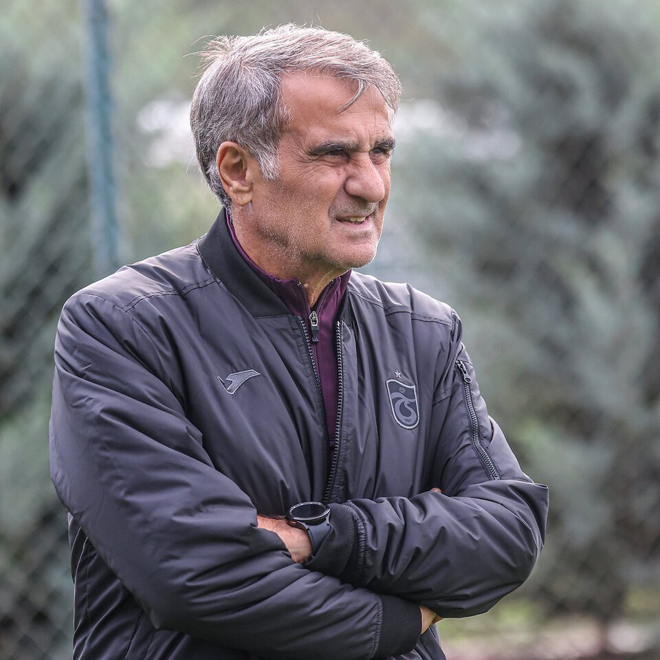 Şenol Güneş: "Filler tepişiyor, çimenler eziliyor. Ama bu çimenlere ihtiyacınız var. Yeşile, doğaya ihtiyacınız var. Bunsuz yaşayamazsınız. Yarın siz de düşer toprağın altına girersiniz. Merak etmeyin, herkesin yeri değişecektir."