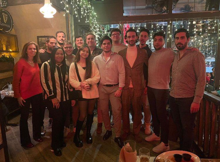 🎄❤️🤍Hemos celebrado la tradicional cena de Navidad, que ha tenido lugar en el Irish Rover de Madrid.  Qué maravilla  juntarnos cada año desde 1996 para celebrar la Navidad y compartir los proyectos tan ilusionantes que tenemos para 2025. 🔝🔝🔝