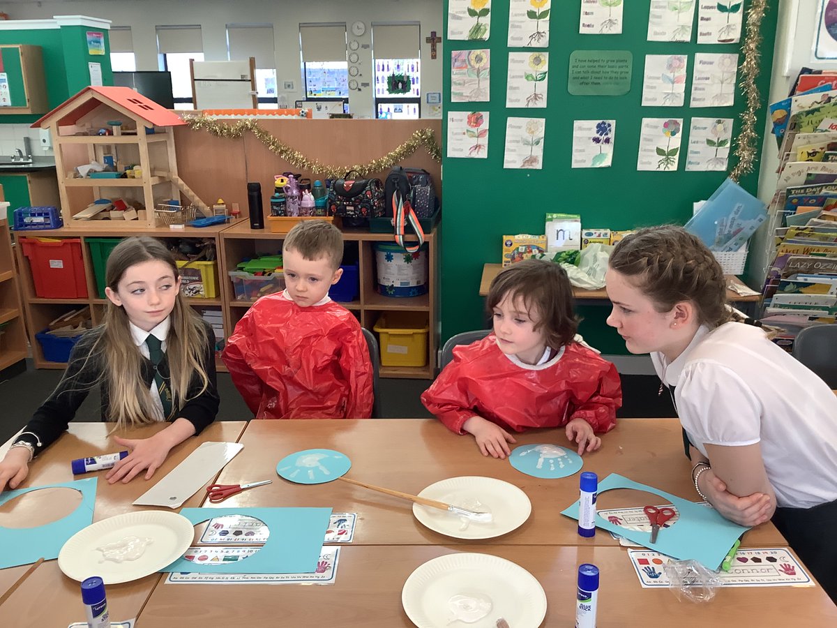 Primary 7/6 were helping Primary 1 with some Christmas art today. We all had great fun. Thank you helpers! 😊
