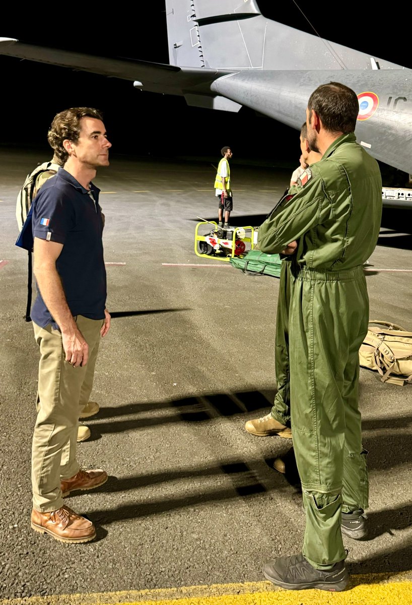 jeangene_vilmer's tweet image. 🇫🇷🇻🇺 #Séisme 4e rotation de CN-235 Casa, dans la nuit. Celui-ci apporte 2 tonnes d'eau, un véhicule tactique pour rouler sur les glissements de terrain, des générateurs, etc. Nos techniciens télécom ont installé une antenne portable à la tour de contrôle qui est opérationnelle.