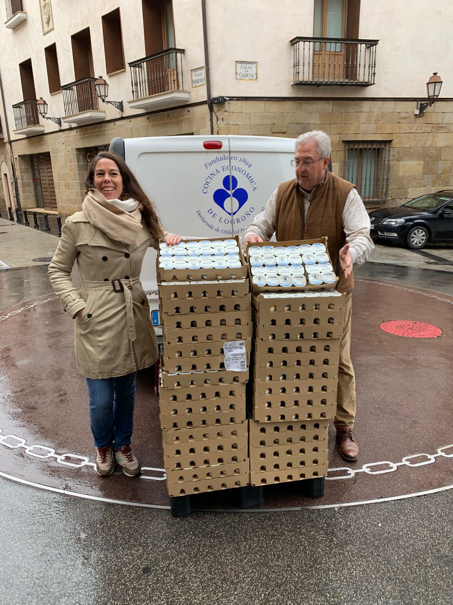 Responsables de <a href="/NutriumPFG/">Nutrium, Dietistas - Nutricionistas</a> hacen entrega de la donación conseguida de 1.500 yogures de <a href="/danone_es/">Danone España</a> a la <a href="/CocinaEconomic/">CocinaEconomicaLogro</a>