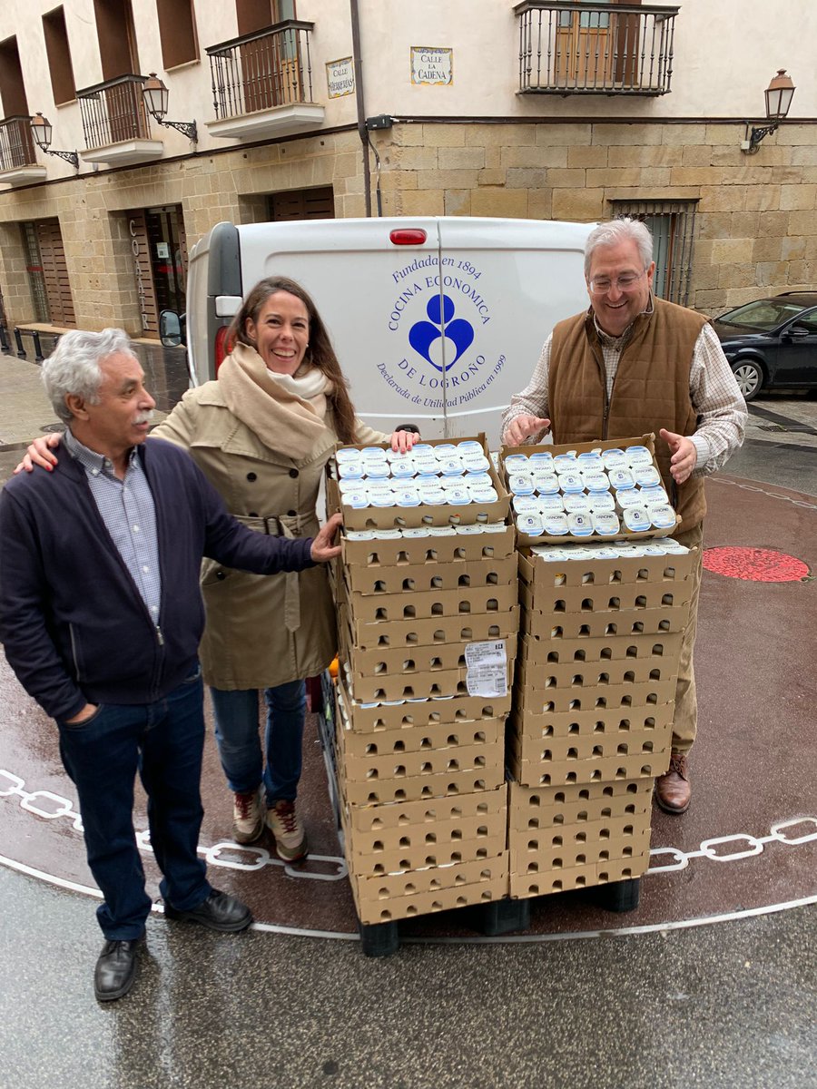 EPLaRioja's tweet photo. Responsables de @NutriumPFG hacen entrega de la donación conseguida de 1.500 yogures de @danone_es a la @CocinaEconomic https://t.co/239Oy9qwAj