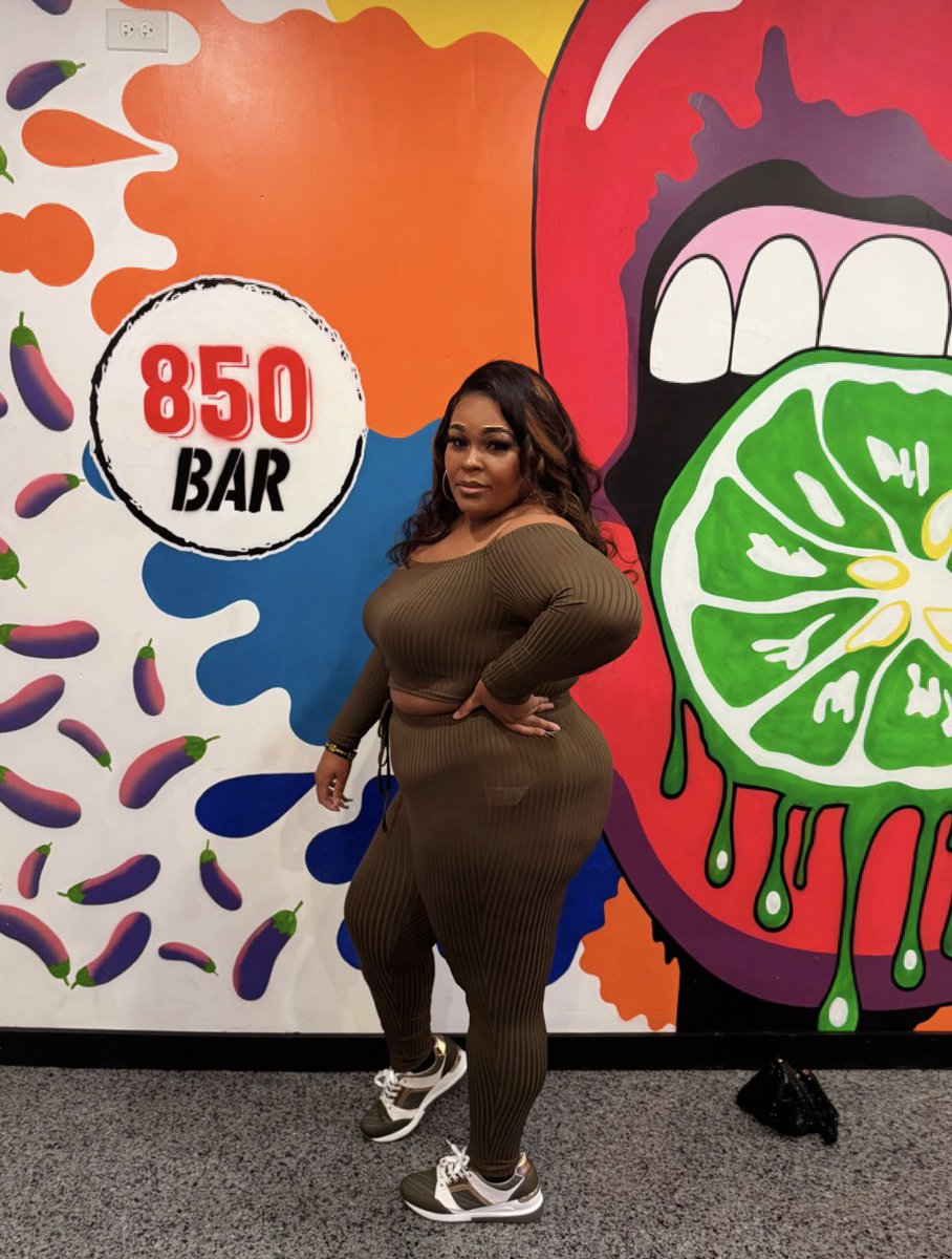 Prettyvplussize's tweet photo. Good morning love bugs !! It’s been awhile !! https://t.co/QSJmqapFrr