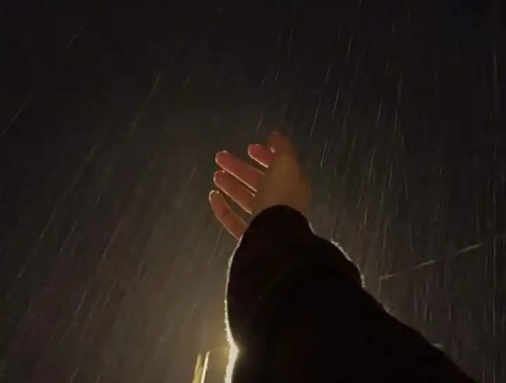 हर एक बौना मेरे कद को नापता हैं यहाँ 

   मैं सारे शहर से उलझूँ मेरे इलाही क्या...!