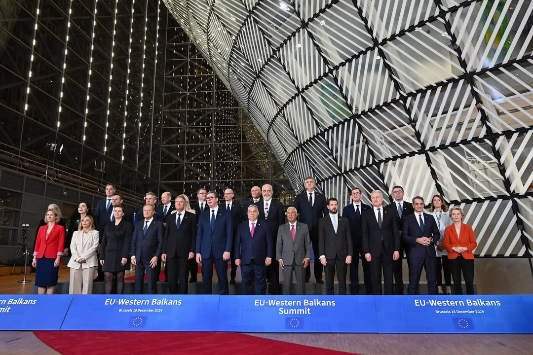 EndritYzeiraj's tweet image. In Brussels, we advanced 🇦🇱’s EU path:

✅ Opened negotiations on Chapter 6 (foreign policy &amp;amp; trade)
✅ Strengthened #NATO ties with our mission
✅ Signed Albania-EU Security &amp;amp; Defense Partnership
✅ Attended the EU-Western Balkans Summit

Forward together! 🇦🇱🤝🇪🇺 #EUintegration