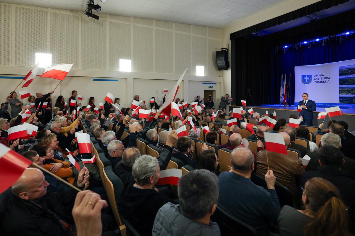 Nawrocki25's tweet image. 🇵🇱 Niezależnie od pory dnia, pełne sale na spotkaniach z naszym kandydatem😊 Dziękujemy za wspaniałe spotkanie w Jasienicy Rosielnej! #Nawrocki2025