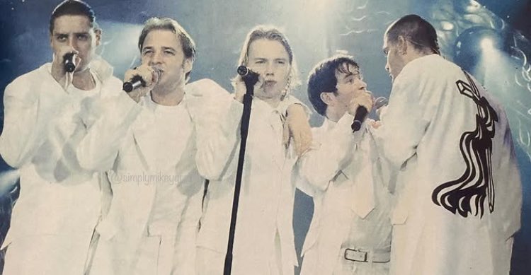 simplymikeygra1's tweet photo. Christmassy vibes here @MRMIKEYGRAHAM 🎄 only 6 more sleeps! (Credit- BZ Magazine admin copy) #SimplyMikeyGraham #MikeyGraham #Boyzone #TourMemories #WeLoveYouMikey #AlwaysFive https://t.co/FJQaA8JEVw