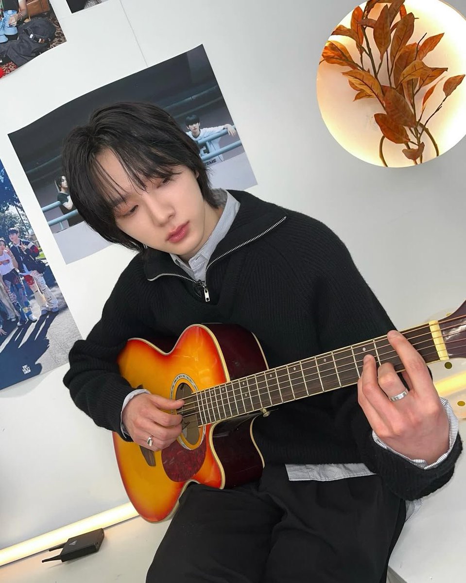 sungho with a guitar is actually my favorite thing ever