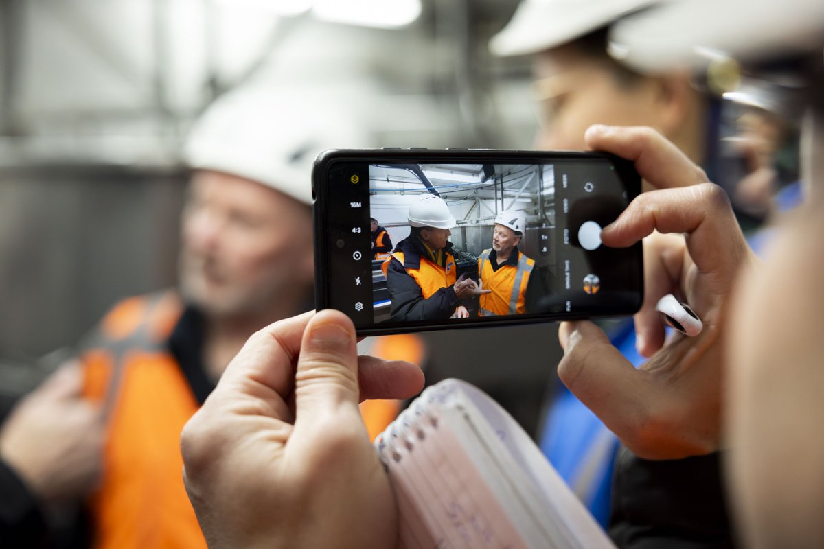 Vandaag een indrukwekkende rondleiding gehad op hektrawler SCH-123  in Scheveningen. Daarna heb ik gesproken met mensen uit de #pelagische sector en met lokale bestuurder die werken aan het Visserij Ontwikkel Plan, over de #toekomst van de visserijsector in Nederland. 🌊🐟