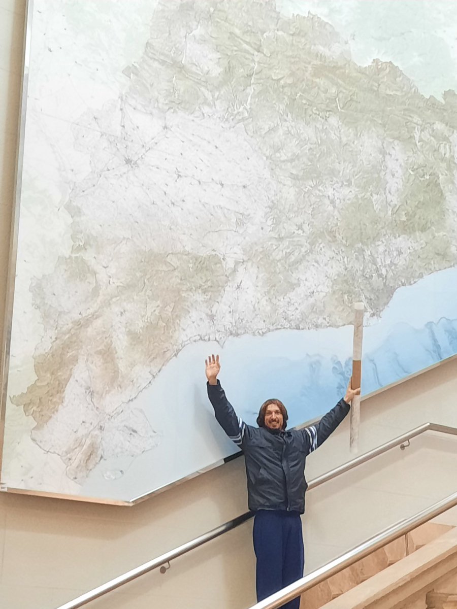 🫶 Ja tinc el mapa gegant de Catalunya per marcar ela trentena llarga de pobles 📌 que he visitat a Osonaa! 🤗

🗺 He anat a l'Institut Cartogràfic de Catalunya i me'n tenien guardat un de gegant! 😍

😃 Estic molt content! 

#lagiraimpossible #carlesribot #osona #catalunya