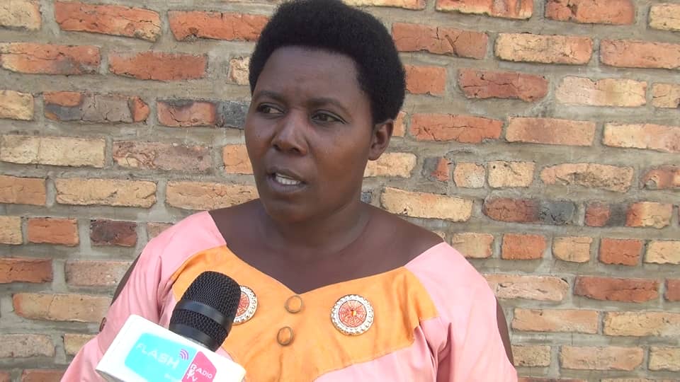 flashfmrw's tweet image. Hari aborozi b'inzuki bo mu murenge wa #Ndego n'uwa #Rwinkwavu mu karere ka @KayonzaDistrict  binubirako abaturage bashotora inzuki zabo zabarya bagacibwa amafaranga yo kubavuza, bityo bakaba basaba ko bashyirirwaho amategeko abarengera.
Ubuyobozi bw'Akarere ka Kayonza buravuga