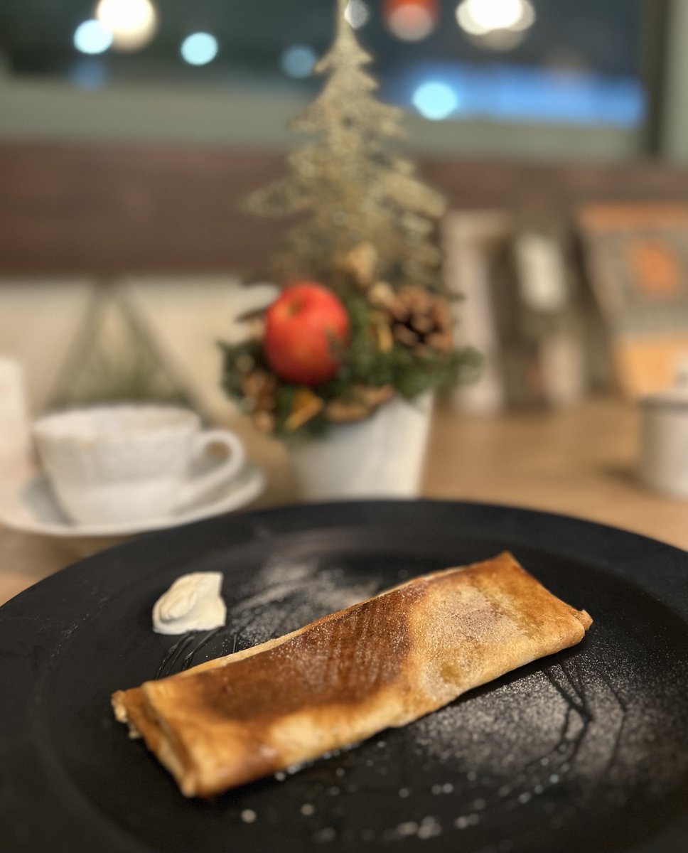 sil_walk's tweet photo. 神田(？) マイページコメントで言ってたのはここだと思う… 一号店の方はよく行くけどこちらは初めて
クレープもコーヒーも美味しかった　鯖カレーフムスのクレープなんてものがあったけど、咖山氏食べたかな https://t.co/NGYdPfiZnZ