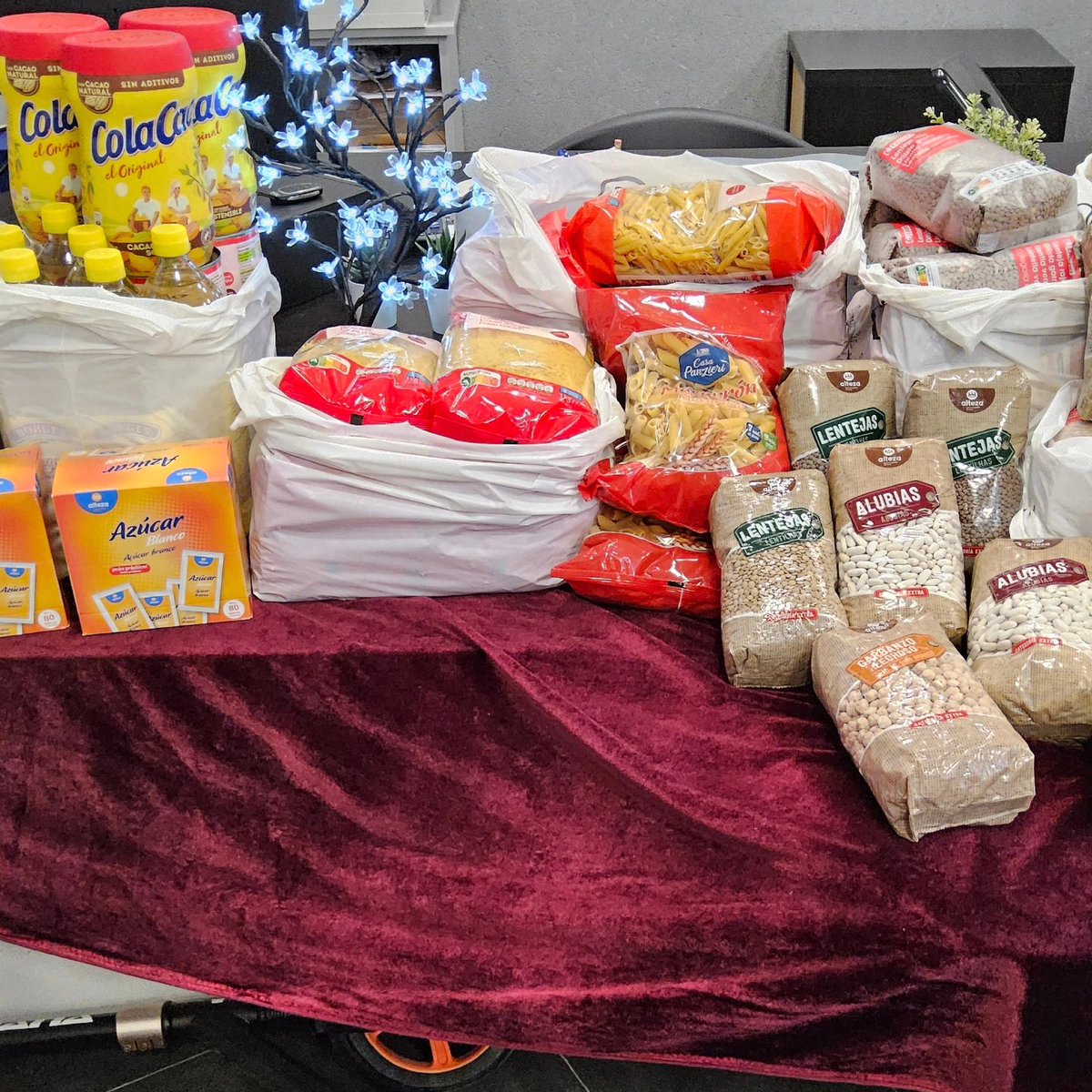FEDAMALAGA's tweet photo. 🎁 Entrega de alimentos por parte de FEDAMA a los Ángeles Malagueños de la Noche.
.
Gracias de corazón a todos los que han participado en esta IX Campaña de Alimentos de FEDAMA😀👏
.
 #recogidaalimentos #angelesmalagueñosdelanoche #malaga #fedama @AngelesNoche https://t.co/GMoMcF9ciQ