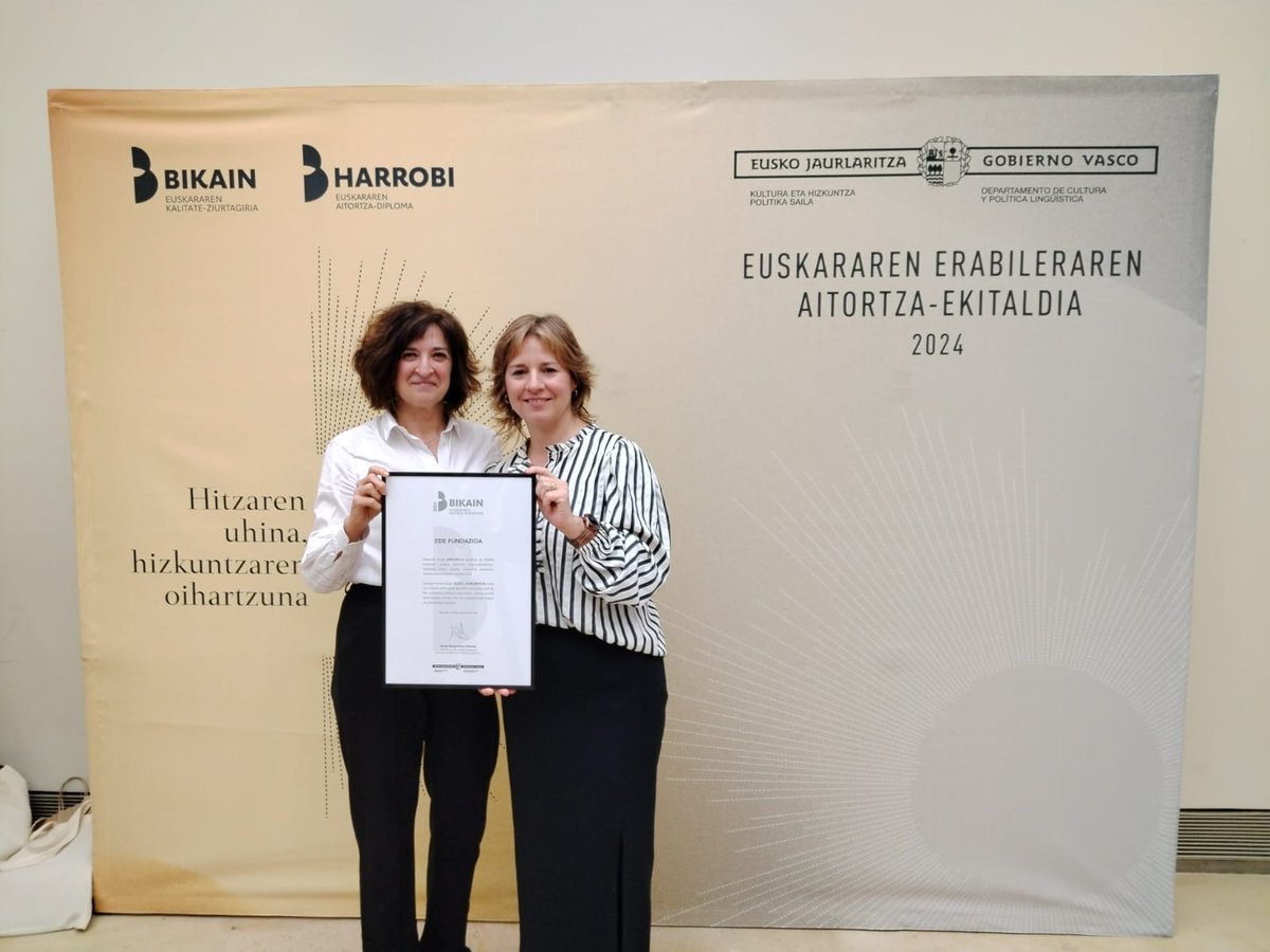 EDE Fundazioa (@edefundazioa) on Twitter photo EDEk eta #Euskara Batzordeak euskararen alde egiten duten lan eskergaren ordainetan Zilarrezko #Bikain Ziurtagiria jaso genuen atzo Donostiako Kursaalean. 
Egin
Dezagun
Euskaraz
💪 EDEk eta #Euskara Batzordeak euskararen alde egiten duten lan eskergaren ordainetan Zilarrezko #Bikain Ziurtagiria jaso genuen atzo Donostiako Kursaalean. 
Egin
Dezagun
Euskaraz
💪