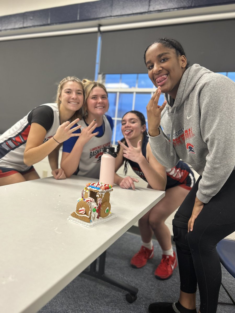 Last night our team kicked off the holiday festivities a little early🚂❄️

Groton/LA Holiday Tournament starts tomorrow☃️

🏀1pm v. Taft 
🏀7pm v. Suffield