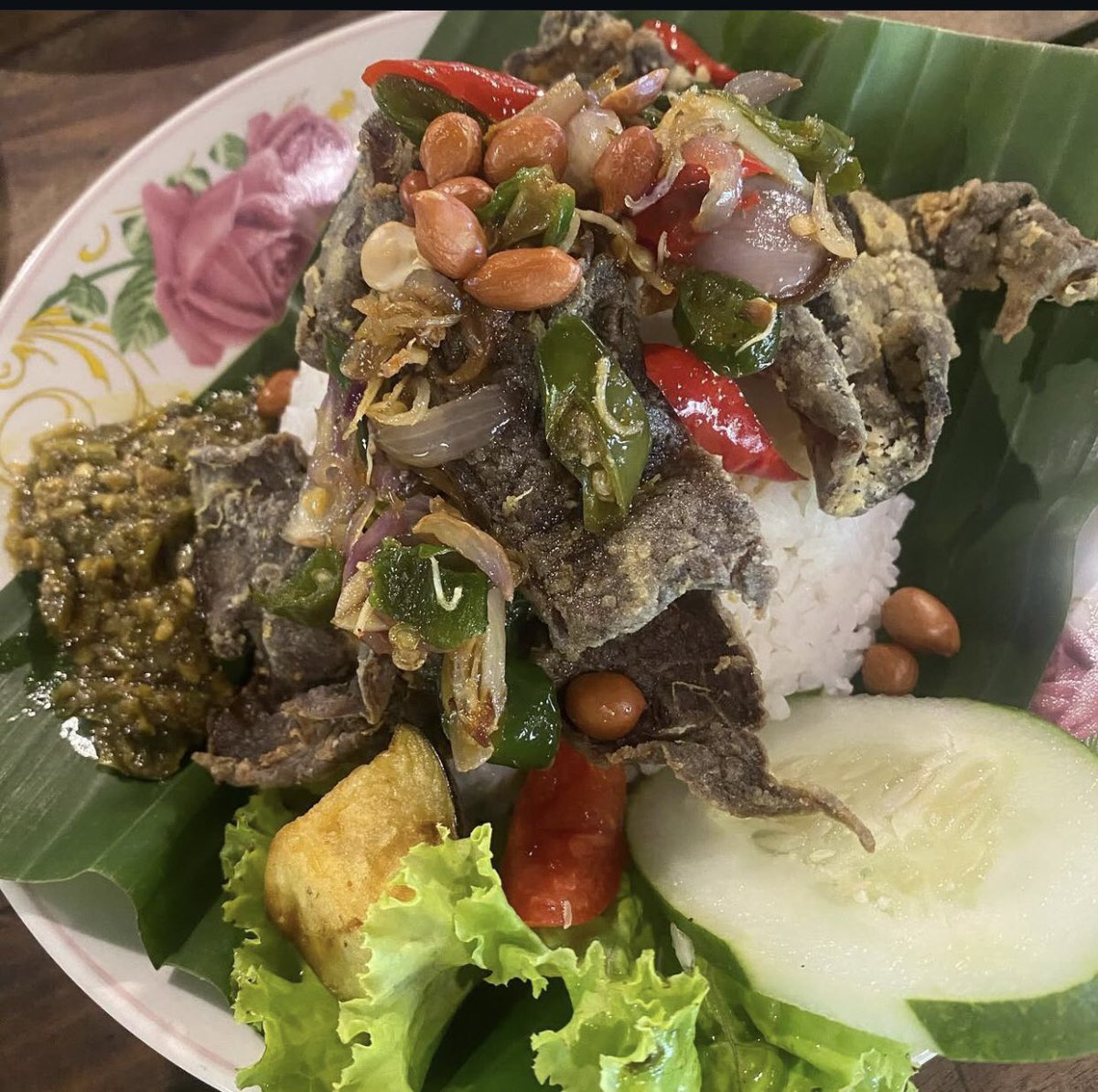 wisatambois's tweet photo. Lebih dari sekadar pemandangan indah, Wisata dusun kuliner menyajikan cita rasa kuliner lokal yang autentik ditemani pemandangan seperti di negri dongeng!  Rasakan kelezatan makanan yang akan memanjakan lidahmu😋
Hanya dengan 20 k anda bisa merasakan keseruan di dusun ini🥰 https://t.co/t5DWTs5ZFG