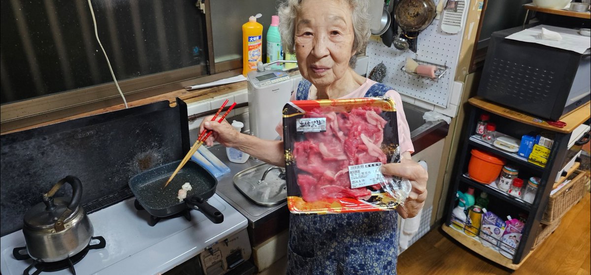 chirochannel_'s tweet photo. 2024.8.18 この日の夕食は92歳ばあちゃんのすき焼きでした(*^^*)ばあちゃんとの会話もお楽しみ下さい!
#YouTuberチロちゃん
#高知YouTuber
#チロちゃんばあちゃんレシピ
#すき焼
#すき焼きレシピ
#白菜
#豆腐
#もやし
#牛肉
#うどん
#とある日の夕食
#YouTuber
#YouTuberChiro-chan https://t.co/mVBRqatMnF