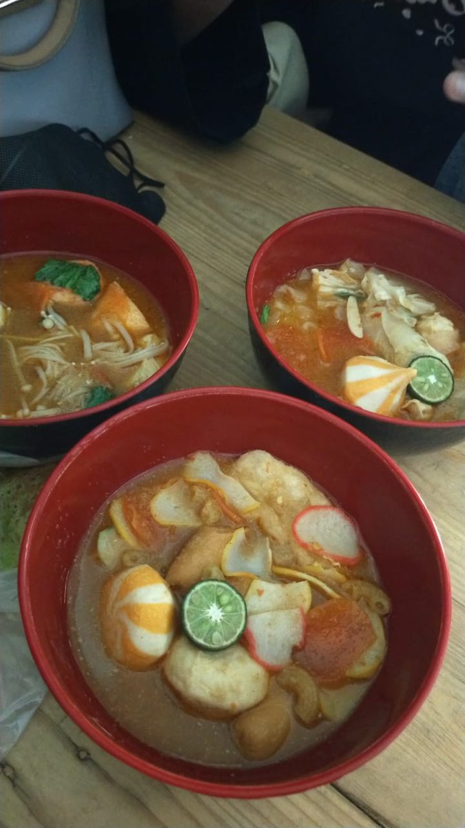 rayiichan's tweet photo. today aku main uno depan ruang wadek karena kagak nongol2 dan makan seblak jauh2 ke kabupaten https://t.co/2r2LUuTVcG