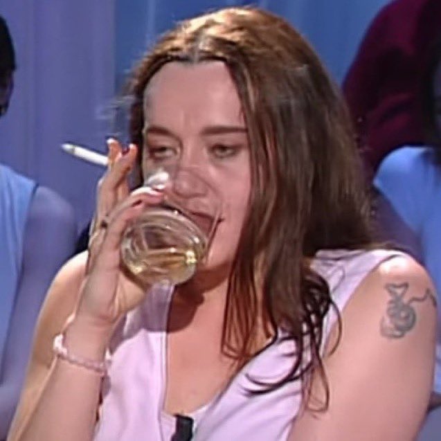 J’ai eu mes règles ce matin je suis au fond de mon lit je souffre, ras le cul d’être une femme