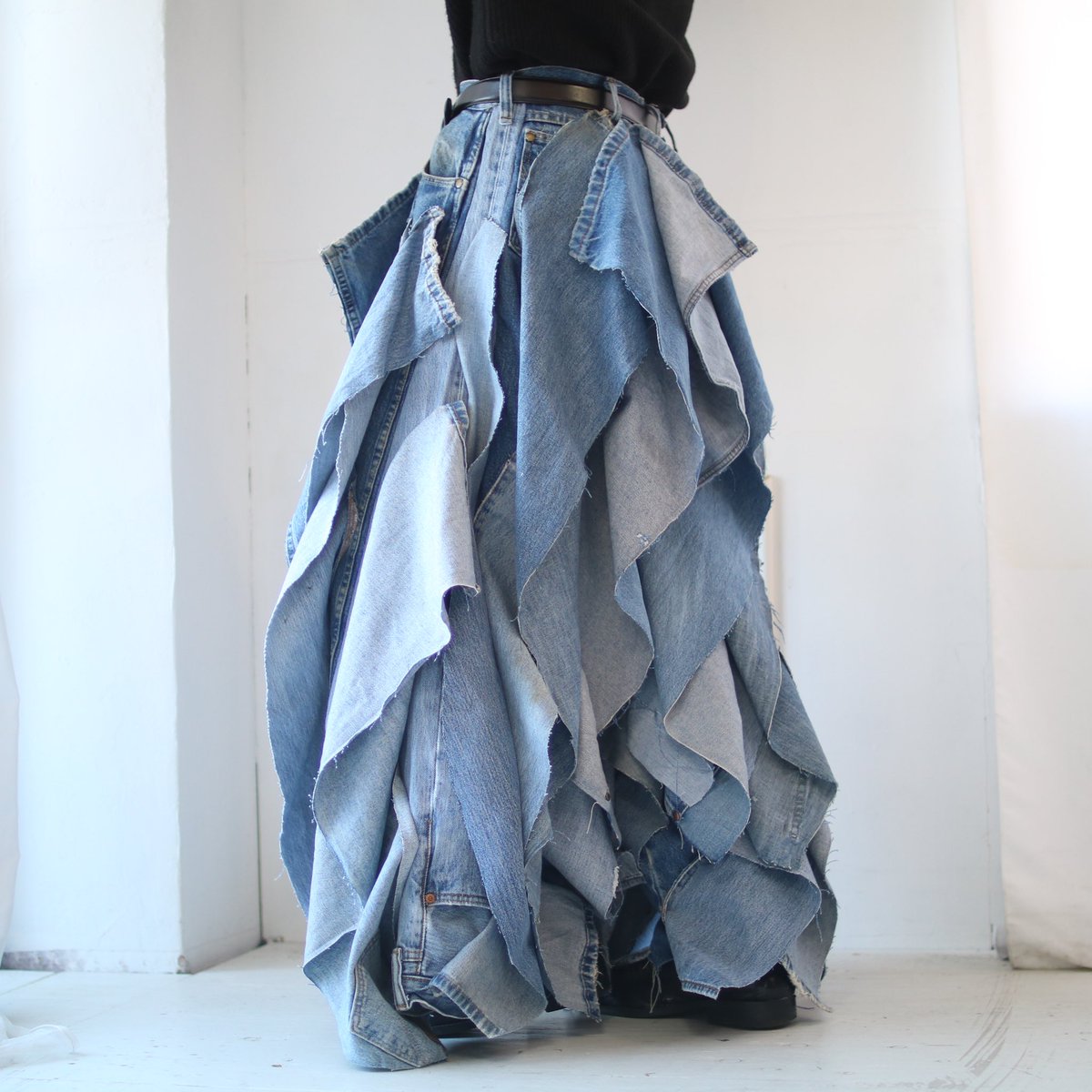 orb_usedonline's tweet photo. 完全一点物リメイクの紹介

 ▷PICKUP  ITEMS
-orb rebuild "crazy fluttering docking" design wide denim pants

歩くたびにひらひらと揺れるデニム生地が個性を引き立てるワイドデニムパンツ。一枚一枚丁寧に作られたリメイクデザインをこの機会に。

アイテムはこちらから
https://t.co/1FCVnumgax https://t.co/AIJvn7sBUM