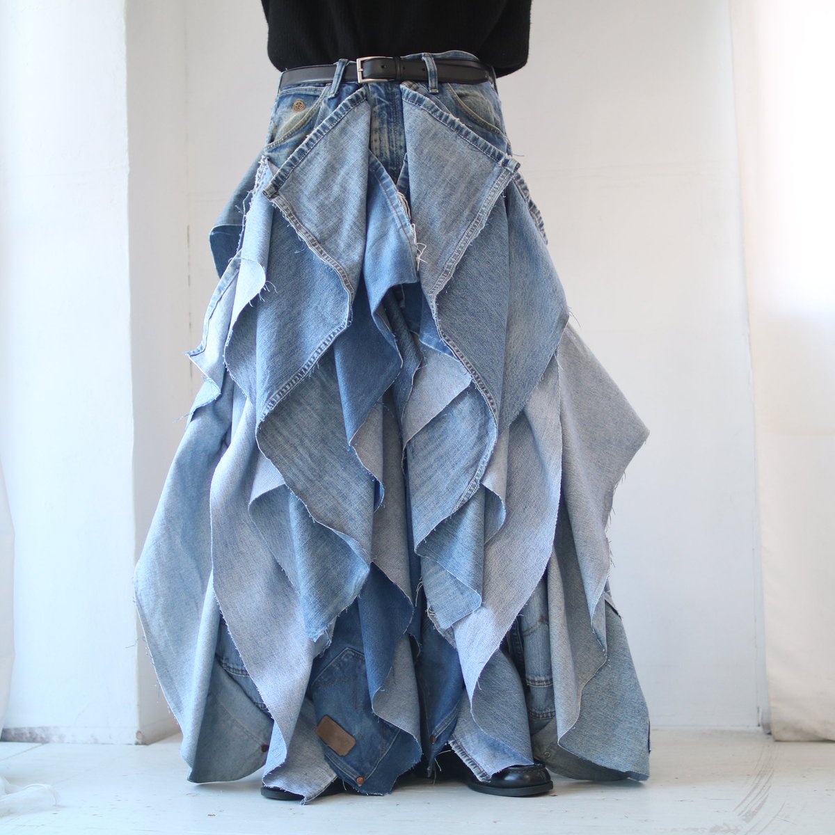 orb_usedonline's tweet photo. 完全一点物リメイクの紹介

 ▷PICKUP  ITEMS
-orb rebuild "crazy fluttering docking" design wide denim pants

歩くたびにひらひらと揺れるデニム生地が個性を引き立てるワイドデニムパンツ。一枚一枚丁寧に作られたリメイクデザインをこの機会に。

アイテムはこちらから
https://t.co/1FCVnumgax https://t.co/AIJvn7sBUM