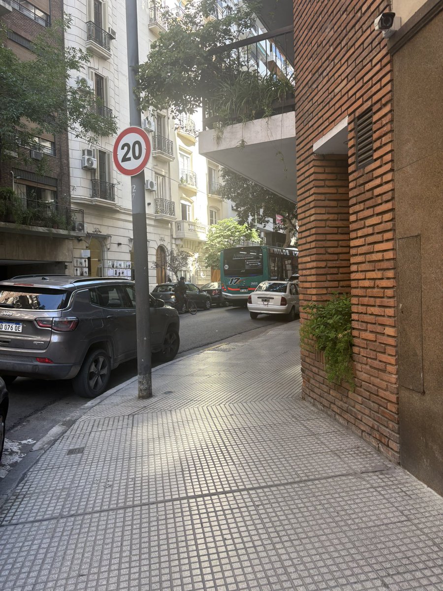 Twitter haz lo tuyo! 
Si sos el dueño de esta jeep compass, estacionada en Talcahuano y Juncal el martes 17 a las 16 hs, este es el bondi que te chocó al doblar