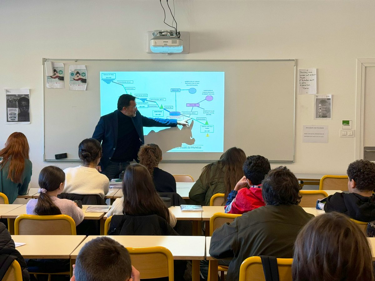 OEHC_'s tweet image. 🌍 Educazione per un sviluppu à long’andà💧

💦I liceani di #Portivechju è i culleghjenti di @CollegeStilettu participeghjani à un prugettu di sensibilisazione cù l’impregnu di l’agenti di l’@OEHC_  .

💦 Scuperta d’i matrali
👉 Risparmiu di l’acqua