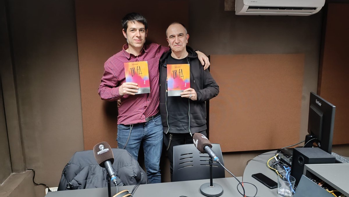 Lleida24 (@lleida24cat) on Twitter photo 'Trufa' és el setè títol de la col·lecció de novel·la gràfica 'Doble tinta' de <a href="/PagesEditors/">Pagès Editors</a>
<a href="/fgabarrell/">Francesc Gabarrell</a> ens descobreix les seves interioritats en una conversa amb la seva autora, <a href="/glafirasmith/">Glafira Smith</a>, i <a href="/jaume_barrull/">Jaume Barrull Castellví</a>, director de la col·lecció.
▶️ lleida24.cat/programes/10/m… 'Trufa' és el setè títol de la col·lecció de novel·la gràfica 'Doble tinta' de <a href="/PagesEditors/">Pagès Editors</a>
<a href="/fgabarrell/">Francesc Gabarrell</a> ens descobreix les seves interioritats en una conversa amb la seva autora, <a href="/glafirasmith/">Glafira Smith</a>, i <a href="/jaume_barrull/">Jaume Barrull Castellví</a>, director de la col·lecció.
▶️ lleida24.cat/programes/10/m…