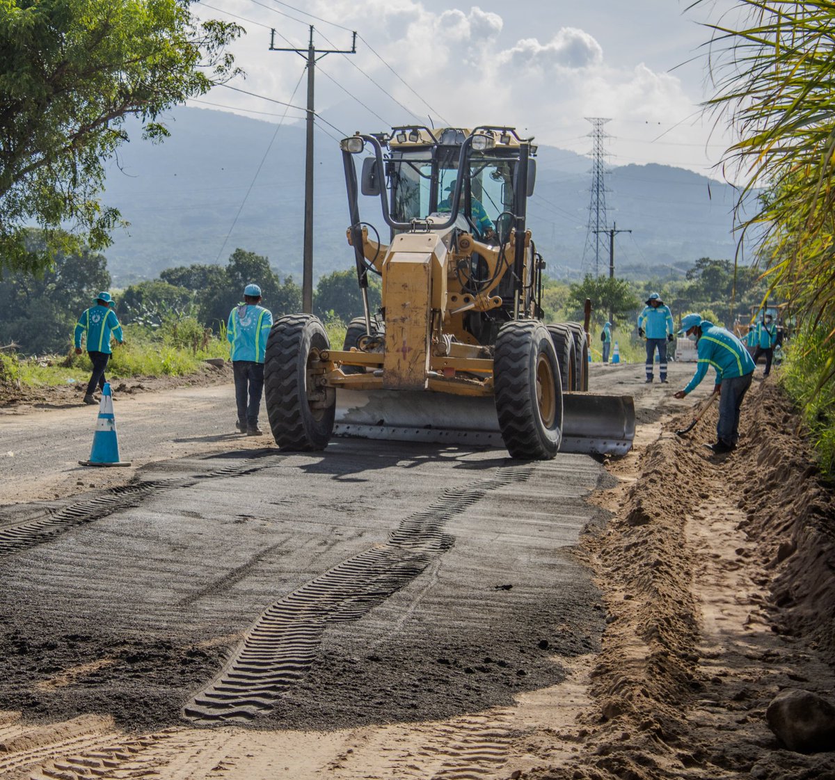 Una calle muy importante se está construyendo en Nejapa con el apoyo de la DOM. La calle hacia el relleno sanitario presenta grandes avances, la cual beneficiará a cientos de familias.  

Llegamos para cambiar la historia en San Salvador Oeste.