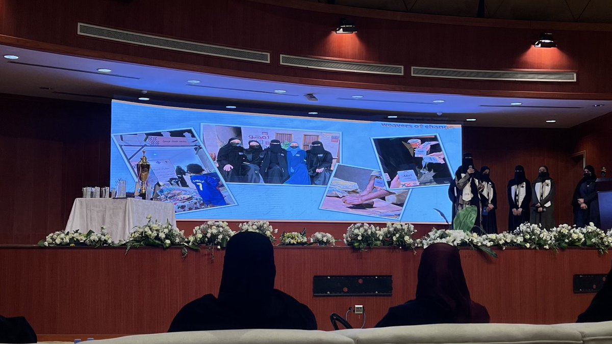 احتفائية كلية الآداب بِـ منجزات طلبتها المحلية والدولية ..